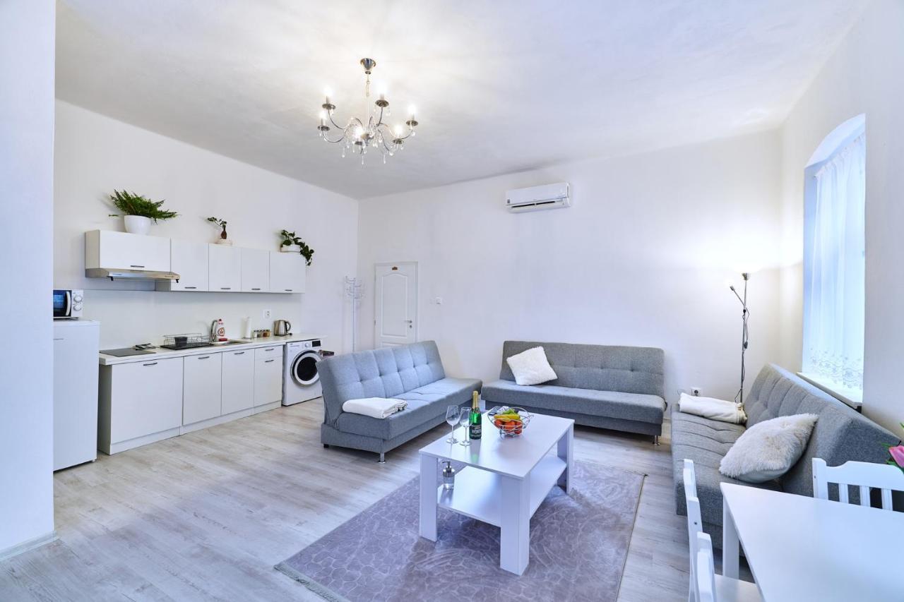Apartman Bb Centrum Banská Bystrica Exterior foto